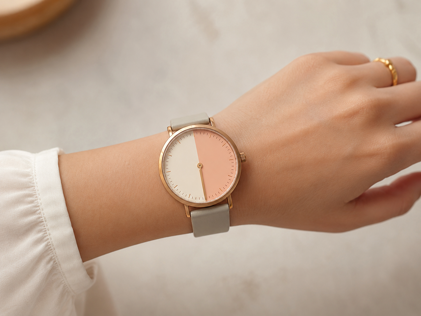 Femme avec un chronomètre devant un écran affichant une grille de pointage et des logos d'outils IA