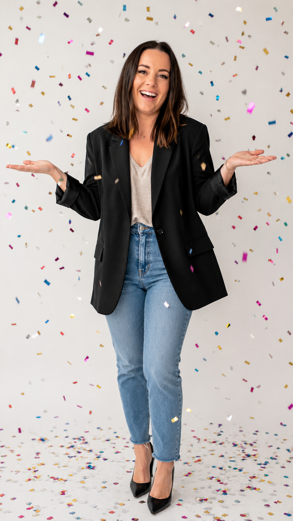 Mélanie Lavigueur souriante sous une pluie de confettis, les bras levés
